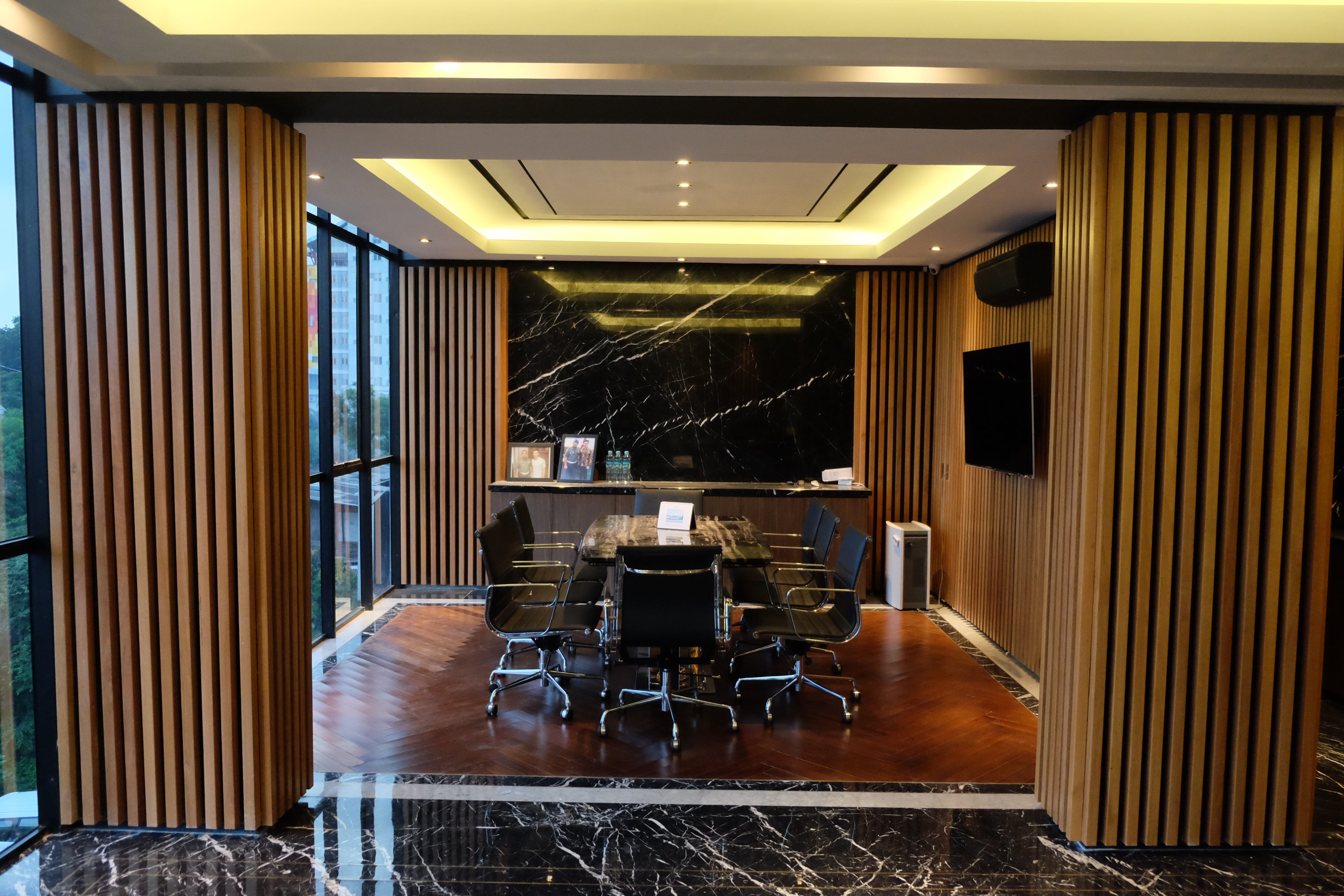 Executive office kisi-kisi